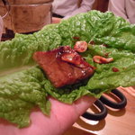 炭火焼肉 筵 - ●チシャ菜に巻いて食べよう