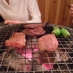 炭火焼肉 筵 - ●どんどん焼こう～