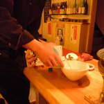 炭火焼肉 筵 - ●巨大丼に注いでくれるオーナー