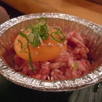 炭火焼肉 筵 - ●ここでは、まだ処理を変えてユッケが食べられる