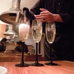 炭火焼肉 筵 - ●オーナーが注いでくれました～