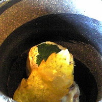 幻董庵 - さつまいものチップス柿ときのこの白和え青菜をゆばで巻いたもの