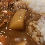 じごな - 「本日の定食」「カレーライス」接写。一つ一つの具材が少々大きめなところも、何ともアットホームな仕上がりで、私好みである。使用豚肉は、恐らく市販の「細切れ」あたりではなかろうか。