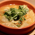 餃子とスパークリング バブルス - パクチー炊き餃子