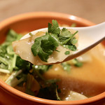 餃子とスパークリング バブルス - パクチー炊き餃子