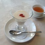 szechwan restaurant 陳 広島店 - ランチのデザート、杏仁豆腐です。