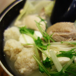 Miyoshino Shokudou - 鶏もも肉やつくね(肉団子)、豆腐や野菜が入っています。