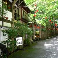 洛雲荘 - 道に沿って細長い外観