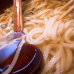 Azumino - ◼️手打ちの細麺。久留米や栁川、大牟田あたりの筑後地方で食される「筑後うどん」独特のうどん文化があり、ごはんのおかずとしてうどんが食卓に上っていたとか。