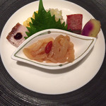 中国飯店 - [精選什拼盤] 特製前菜の盛り合わせ
      上海白切鶏(蒸し鶏 ネギソース)、金牌脆焼肉(皮付き豚バラのパリ焼き)、海蜇皮(くらげ)、蜜汁叉焼肉(蜂蜜チャーシュー)、カリフラワーの酢漬け、サツマイモの揚げ物