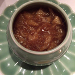 中国飯店 - [紅焼元盅翅]
      壺入り、ふかひれの濃厚醤油煮込み