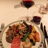 ロウリーズ・ザ・プライムリブ 恵比寿ガーデンプレイス店 - サラダ&赤ワイン