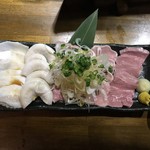 豚小家 - もつ刺し5点盛り ¥1200