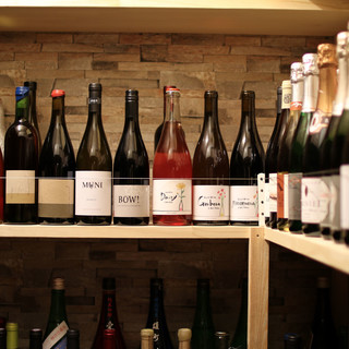 The owner, who is well-versed in wine and sake, carefully selects the drinks with his own hands and taste.