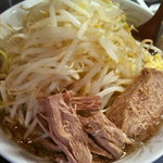 へーちゃんラーメン - へーちゃんらーめん（650円＠2010/12）。二郎インスパイアと聞き付け訪れるも激辛やら麺無限大（!?）設定に恐れを成す。が、スタンダードなへーちゃんは麺、スープ、豚ともにソツのないジロリアン好みの一品。良いですよ！