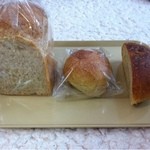 マカリィ - 左から全粒粉食パン、こしょうパン、こしょうチーズパン。