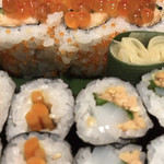 築地 すし好 - お土産の巻物(奥が鮭のハラス巻き、手前左から漬物巻き、イカ納豆巻き)