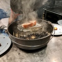 イナカーザ - 石見ポーク 稲藁のスモーク レッド・ムーンと春キャベツを添えて