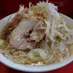 ラーメン二郎 - ブタを取り出してカシャ！