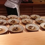 鮨 さかい - 鮑が並んでいます