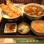 味奈登庵 - カレー南蛮そば＋いか天丼！  
      無料の揚げ玉はもちろん貰う。
      アゲダマビンボー！