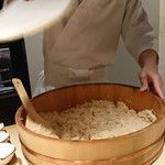 鮨 唐島 - シャリを扇いでいます