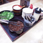 釜揚うどん一忠 - 薬味の数々が卓上に常設