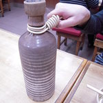 釜揚うどん一忠 - 取っ手を持ち、徳利を寝かせるように出汁を注ぎます