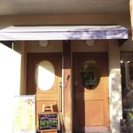 シェ・アオタニ - 入口　丸窓が目印　洒落たデザインの扉