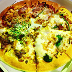 ピザハット - 料理写真:● パンピサ 期間限定「こだわり4種チーズのズーチー4」税抜　Ｍ4,760円→2,500円　

モッツァレラ・デラックス
チェダーミート
カマンベール・シュリンプ
テリヤキクリームチーズ