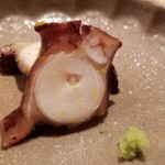 鮨 さかい - (02)真蛸（福岡県志賀島産）の桜煮
      産卵期は初夏～初秋、旬は初夏～初秋と晩秋~冬
      柔らかさが際立っており、優しくもしっかりした旨みが口腔内に拡がり、柚子の香りが喉から鼻に立ち登る様に薫ります。