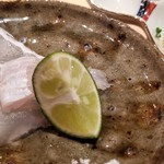 鮨 さかい - (03)真子鰈(大分県産・1kg)、肝ポン酢
      産卵期は冬~春、旬は春~夏
      もっちりとした食感で、脂のりが良く、旨みを感じます
      最初は山葵で、次にスダチと塩で、最後は皮剥ぎの肝&黄卵のポン酢で頂きました