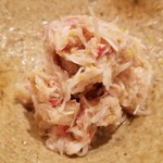鮨 さかい - (04)毛蟹(北海道噴火湾産)、酢橘、柚子皮、紫蘇の花
      毛蟹の産卵期は晩秋～晩冬、秋～冬の毛蟹は味わいが濃くなり、コクがあります。
      酢橘、柚子皮、紫蘇の花と爽やかな薫りに包まれながら、楽しみました。