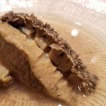 鮨 さかい - (07)蒸し黒鮑(佐賀県唐津産)(8時間蒸し)
      黒鮑の産卵期は秋～冬、旬は初夏～夏。
      8時間掛けて酒蒸しされ、強烈な旨みが押し寄せてきます。
      磯の香りも素晴らしい！