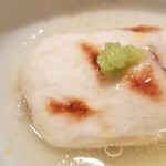 鮨 さかい - (09)虎河豚(長崎県産)の白子のお椀
      もう虎河豚はシーズン終盤
      炙られた白子は表面の皮の下にトロトロになった上品でコクのあるクリームが充ちています
      とろみのついた優しい味わいよ出汁餡と一緒に頂きます