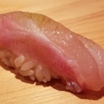 鮨 さかい - (11)白甘鯛(福岡県鐘崎産)
      産卵期は夏～秋、旬は冬～初春
      白甘鯛が上品な脂のりで一番美味しく、旬の終盤で上品な脂がのった甘さとモチモチ感もあり素晴らしい食感です。