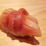 鮨 さかい - (12)赤貝(山口県宇部産)
      産卵期は初夏～夏、旬は冬~春
      瀬戸内海産の貝類や雲丹は日本海や大平洋側に比べると味わいが穏やかです。
      閖上の様な個性は無いですが、その分だけ臭み無く食べ易い