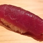 鮨 さかい - (13)本鮪赤身ヅケ(千葉県勝浦産・サイズ聞き忘れ)
      日本近海の本鮪の産卵期は春～夏、旬は初秋～冬。
      赤身独特の風味とコクがあります。軽く漬けにされておりますが、酸味は仄かにあり、旨みが華やかです。