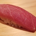鮨 さかい - (14)本鮪中トロヅケ(千葉県勝浦産・サイズ聞き忘れ)
      中トロの見た目は生の様にも見えますが軽く漬けてあります。
      人肌よりも温かめのシャリが、中トロの脂を活性化させ、すっと消えていきます。