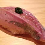 鮨 さかい - (18)鯵(鹿児島県出水産)
      産卵期は春～夏、旬は秋～冬。
      鹿児島近海は水温が高いので産卵は春なので魚の状態も良くないはずですが、肉厚で脂のりもバッチリでした。
      鯵の香りもとても良いですね。