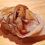 鮨 さかい - (19)煮蛤(千葉県九十九里産)
      蛤は初夏～夏が産卵期で禁漁期間
      旬は産卵前の春～初夏
      非常に柔らかく煮られた蛤は、味わいもいいいですが、穏やかなツメが好み