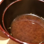 鮨 さかい - (20)赤出汁(牡丹海老の頭の出汁)
      この日は牡丹海老の頭で出汁を取られたそうで、甘みがあり、赤出汁も円やかな仕上がりです。