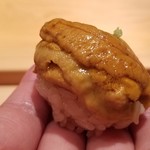 鮨 さかい - (22)北紫雲丹(北海道函館産)
      産卵期は秋、旬は春～夏
      大きな北紫雲丹がタップリと贅沢！
      握っているのに、雲丹の粒が潰れていません！
      シャリのほどけを楽しみ、北紫雲丹の品のある甘みが口に拡がります