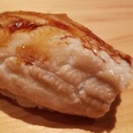 鮨 さかい - (23)煮穴子(長崎県対馬産)
      産卵期は初夏～初秋、旬は夏～秋
      ふわふわと柔らかい煮穴子、そして温かいシャリ
      これも口の中に入れた瞬間にシャリがほどけます
      一気に拡がる旨み、ツメも濃過ぎず軽やかな後味