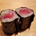 鮨 さかい - (24)本鮪中落ち(千葉県勝浦産)の巻物
      適度に脂ののった中落ちを山葵と合わせて、すっきりとした後味に仕上げてあります。