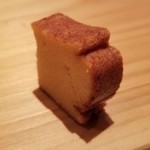 鮨 さかい - (25)玉(芝海老と大和芋の擂り身入り)
      芝海老と大和芋で、ふっくら&しっとりの焼き上がり、穏やかな甘さが印象的です。