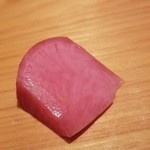 鮨 さかい - (26)赤蕪の浅漬け
      パッと見は本鮪の中トロみたいにも見えますが、赤蕪です。(笑)
      瑞々しくスッキリとしながら甘みがしっかり。