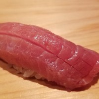 鮨 さかい - (15)本鮪中トロ(蛇腹も霜降りの間に近い部位)ヅケ(千葉県勝浦産・サイズ聞き忘れ)
                    先ほどの中トロよりも更に脂がのっています
                    「ああ美味しい」と沁々と感じました
                    ネタと技術が渾然一体となっています