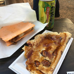 谷中 いか焼 やきや - いかせん280円といか焼きプレーン220円、後ろに見えるはお茶割り250円