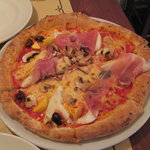 トラットリア カザーレ・デル・パチョッコーネ - カプリチョーザ（パルマ産生ハム、卵、オリーブ、アンチョビ、マッシュルーム）